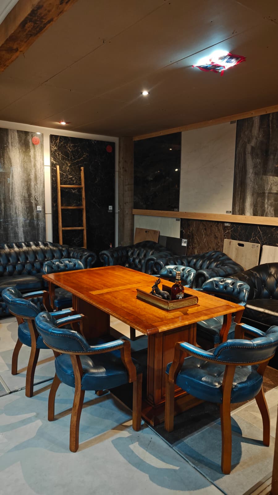 Eethoek met blauwe leren stoelen en navy Chesterfields